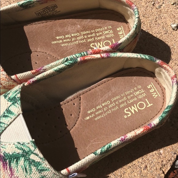 TOMS SHOES SIZE 6.5 W - Picture 4 of 6